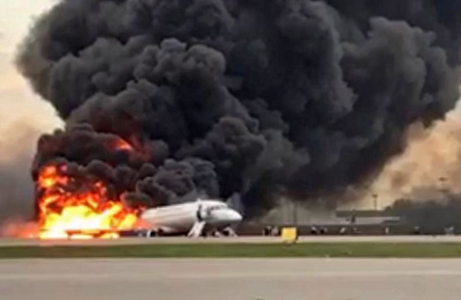 Confirman 41 muertos en avión que se incendió en Rusia