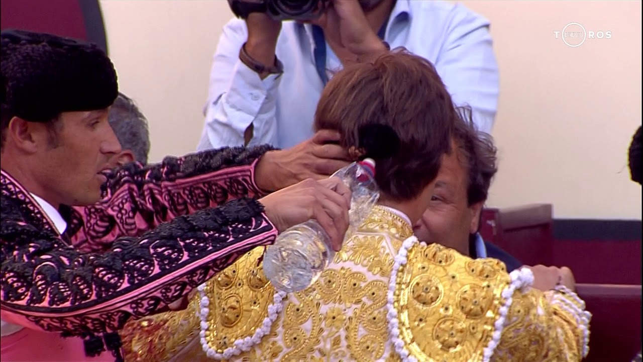 El escalofriante momento en que un torero recibe una cornada en el recto