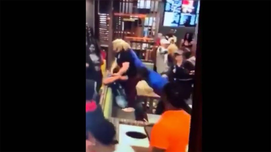 Golpean brutalmente a un hombre en McDonald’s por hacer insultos racistas