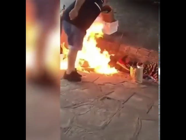 El momento en el que prenden fuego a dos inmigrantes venezolanos