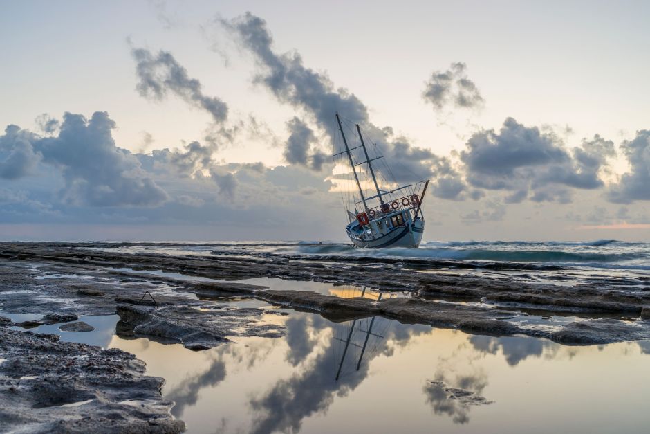 Mueren 16 futbolistas y aficionados por el naufragio de un barco