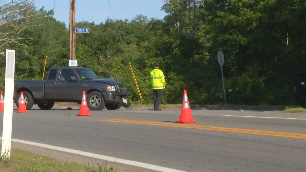 Motociclista muere en colisión con camioneta en Westport