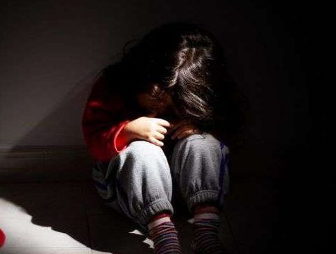 20 años de cárcel por violar a su hija de siete años