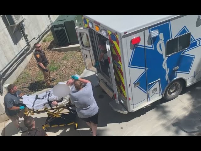 Acusado de estrangular y desmembrar a una joven se «degolla» en pleno juicio