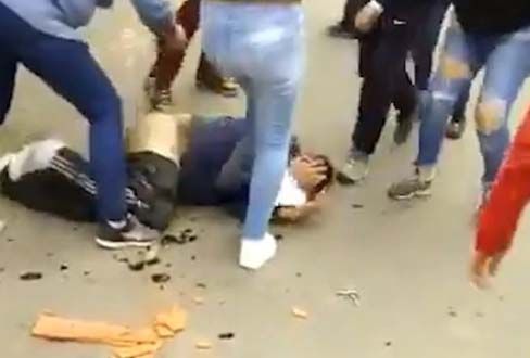 Vecinos empalan con escoba a supuesto violador