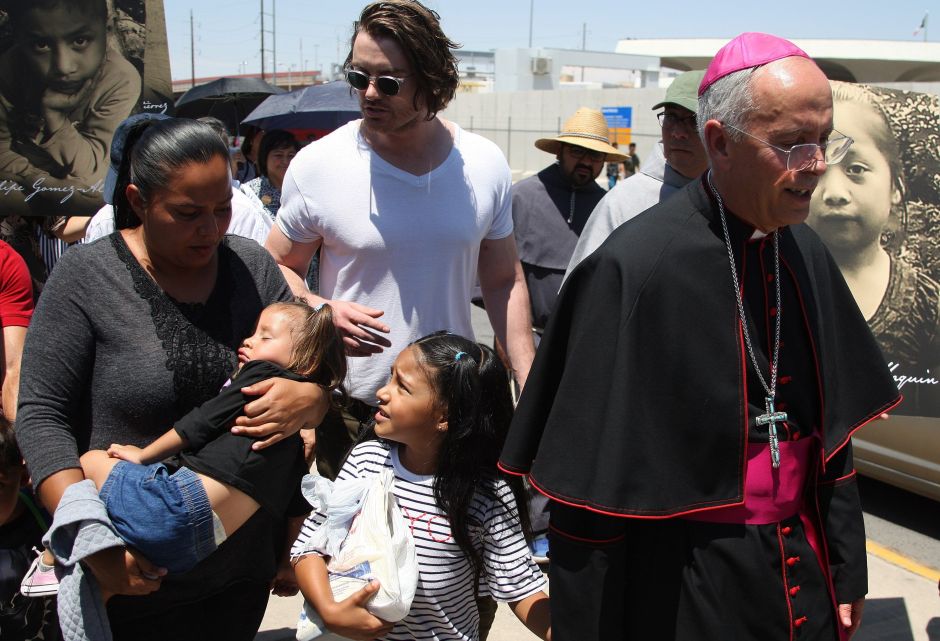 Obispo de EEUU que cruza inmigrantes en la frontera: “Soy médico de almas”