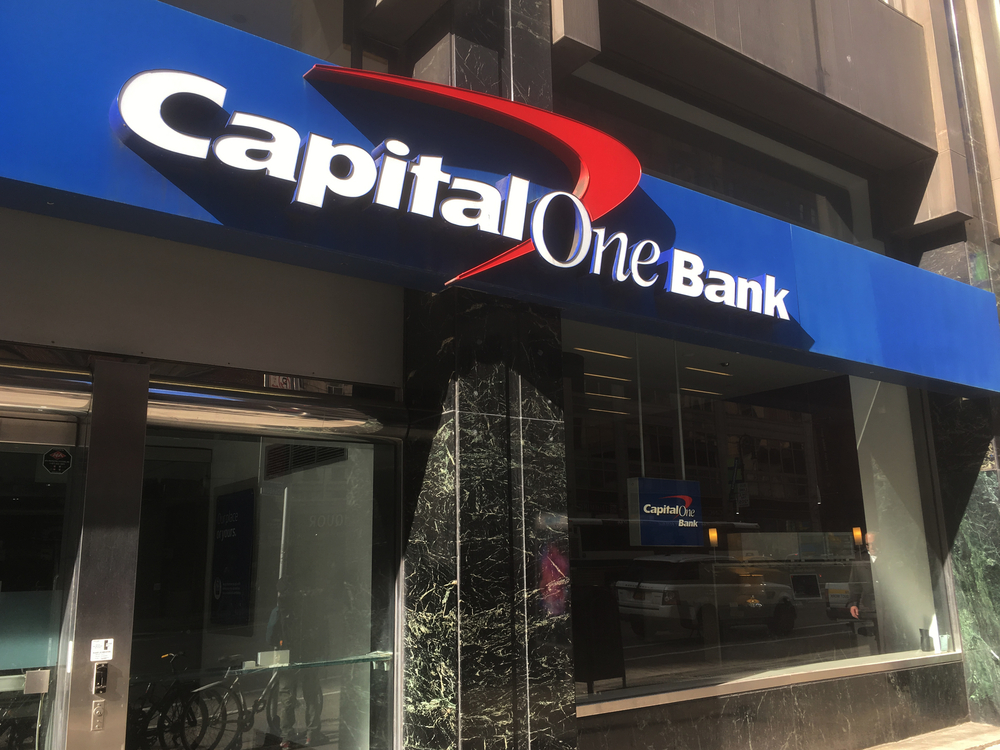 Hacker roba acceso a 100 millones de solicitudes de tarjeta de crédito de Capital One