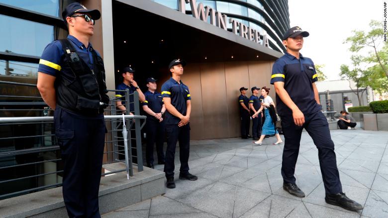 Hombre se prende fuego afuera de la embajada japonesa