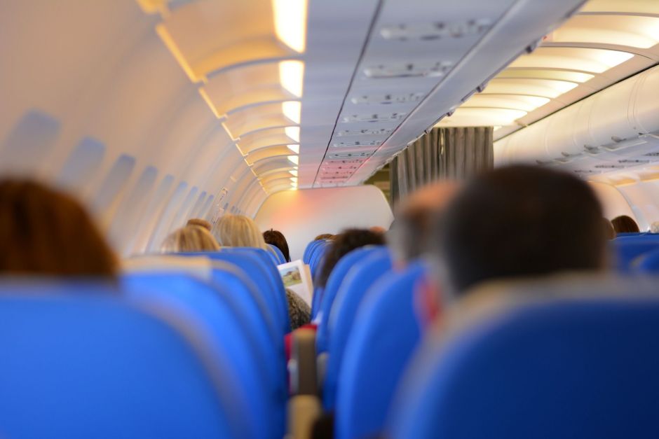 Denuncia que no la dejan subir al avión por vestir un “body escotado”