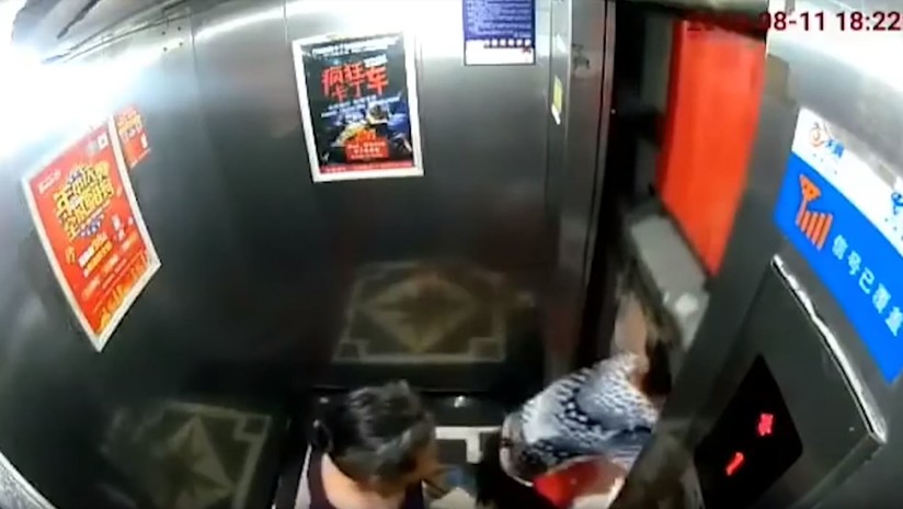 Mujer se salva, por un poco, de ser aplastada por un ascensor descompuesto