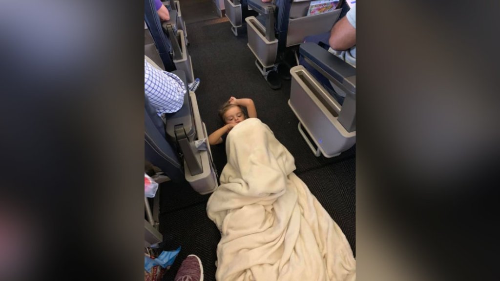 Azafatas y pasajeros ayudan en vuelo a niño con autismo
