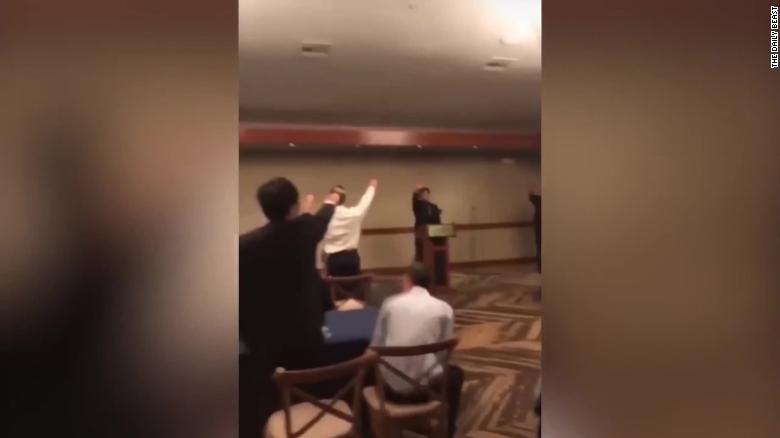 Estudiantes en California hacen saludo nazi en banquete