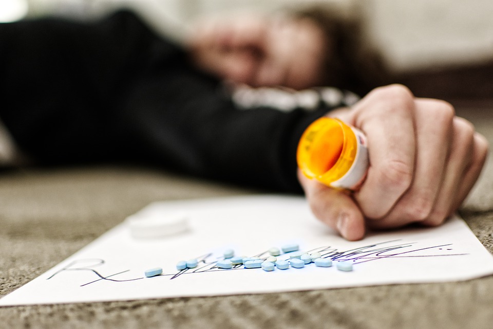 Aumentan muertes entre latinos por sobredosis de opioides