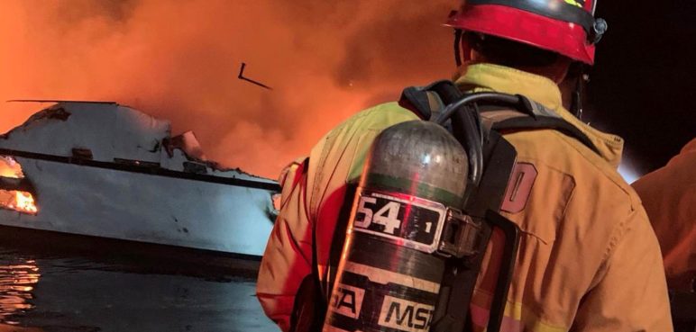 30 personas están atrapadas en un bote en llamas