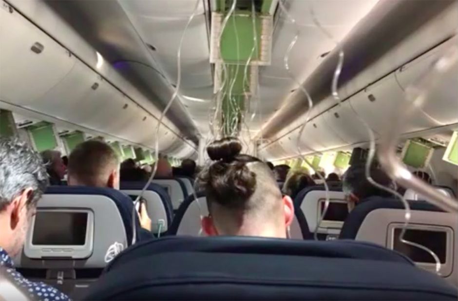 Avión desciende 30,000 pies en 7 minutos; pasajeros se despiden de sus familias