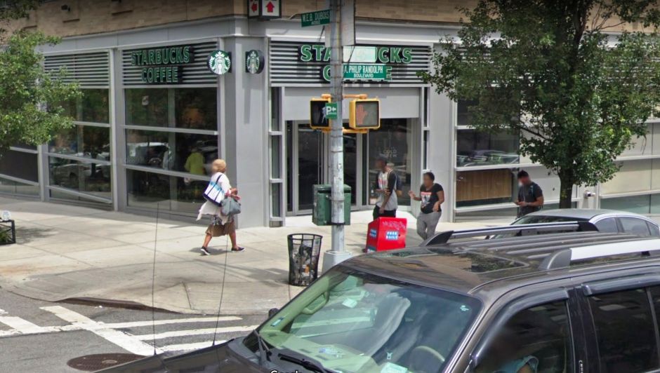 Hallan un cadáver al abrir alfombra roja frente a Starbucks