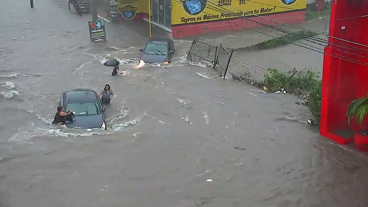 Alcantarilla se “traga” a mujer durante inundación en México