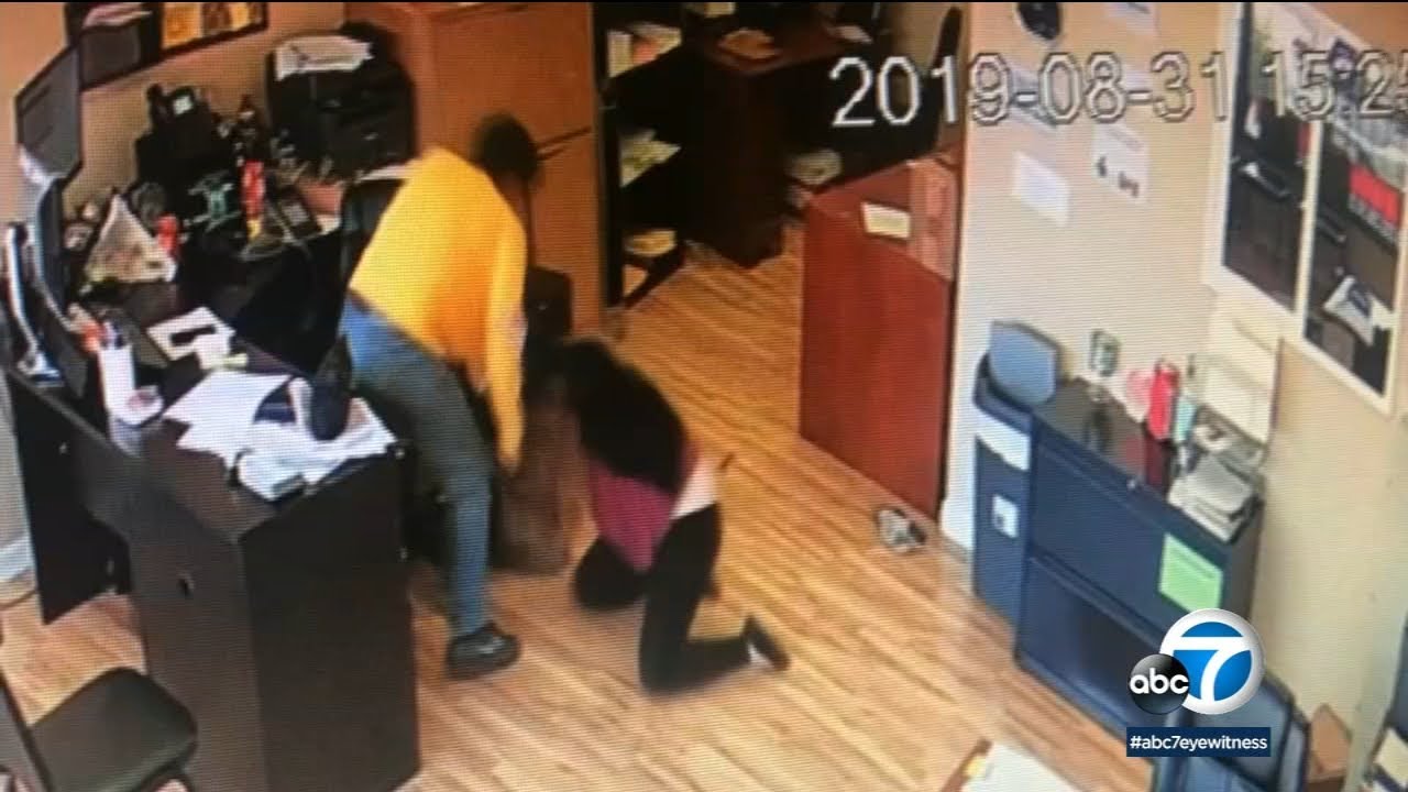 Mujer lucha contra ladrón que empuña un cuchillo durante robo