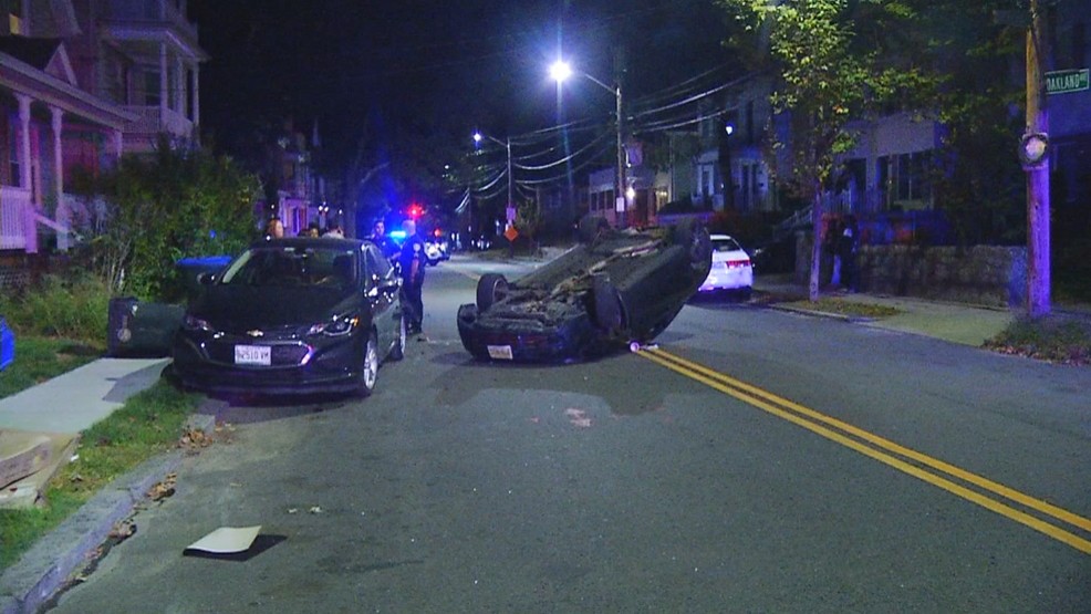 Automóvil se vuelca en una calle de Providence
