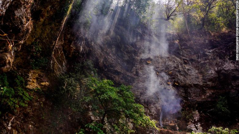 Huyó durante 17 años; un dron lo encontró en una cueva