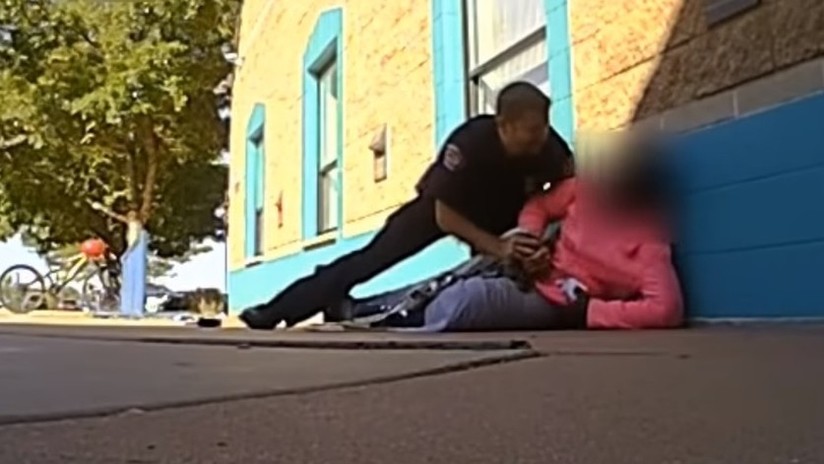 Policía tira al suelo a niña de 11 años por «tomar mucha leche»