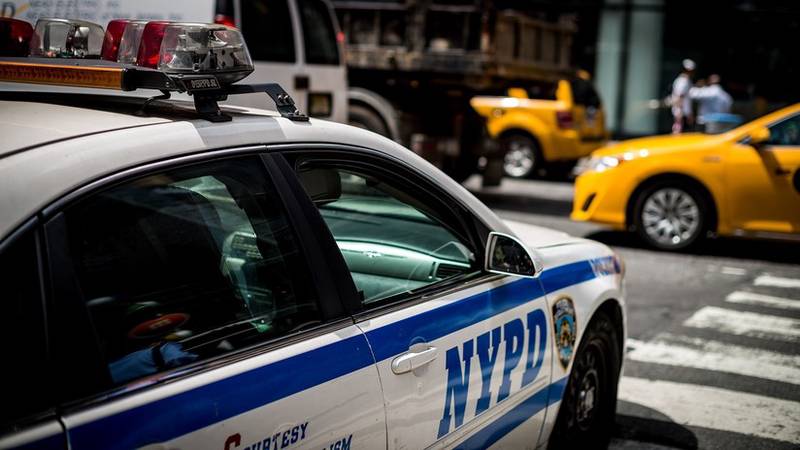 Enfermo mental golpea con una silla a un policía de Nueva York y es abatido