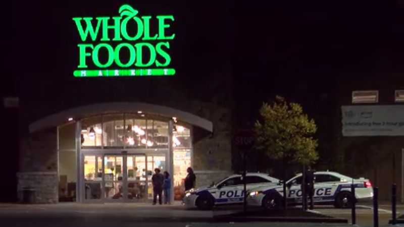 Roban el auto de joven latina a punta de pistola en el supermercado