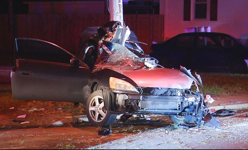 Impresionante choque automovilístico contra poste en Woonsocket
