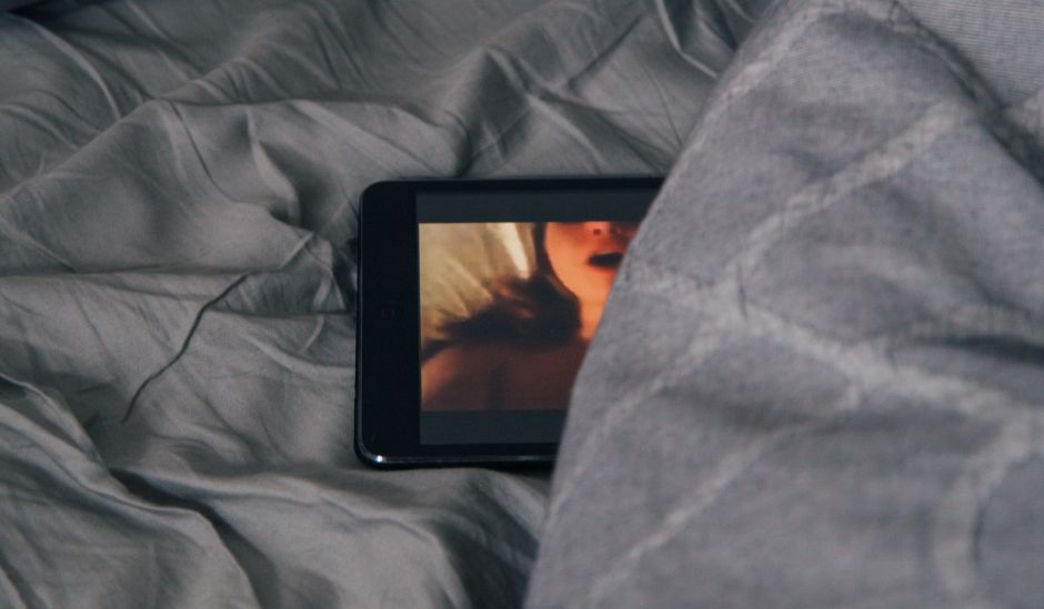 Encuentra a su hija desaparecida un año después por Pornhub