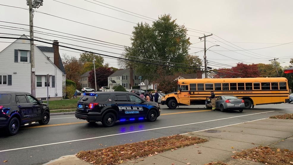 Automóvil se atora debajo del autobús escolar de Cranston