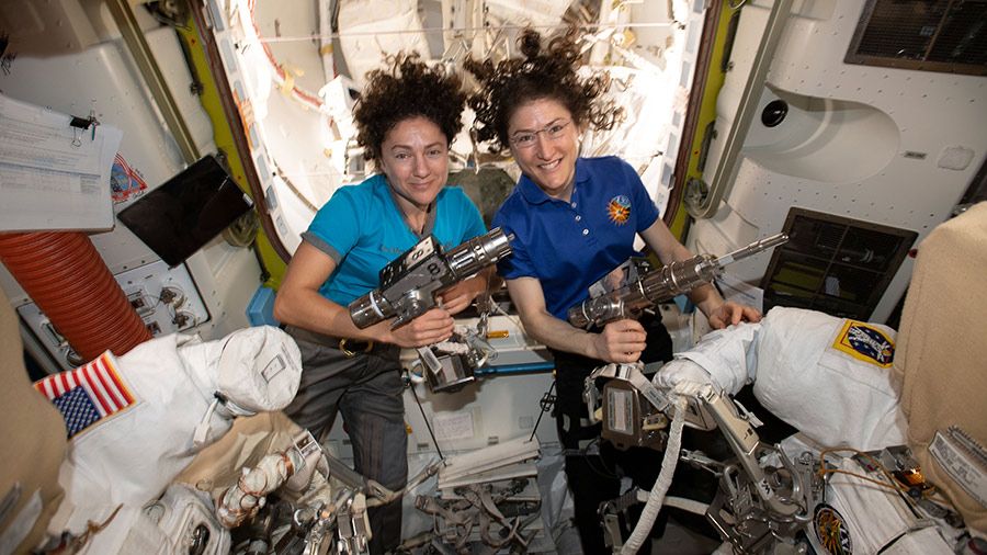 La NASA afina la primera caminata totalmente femenina en el espacio