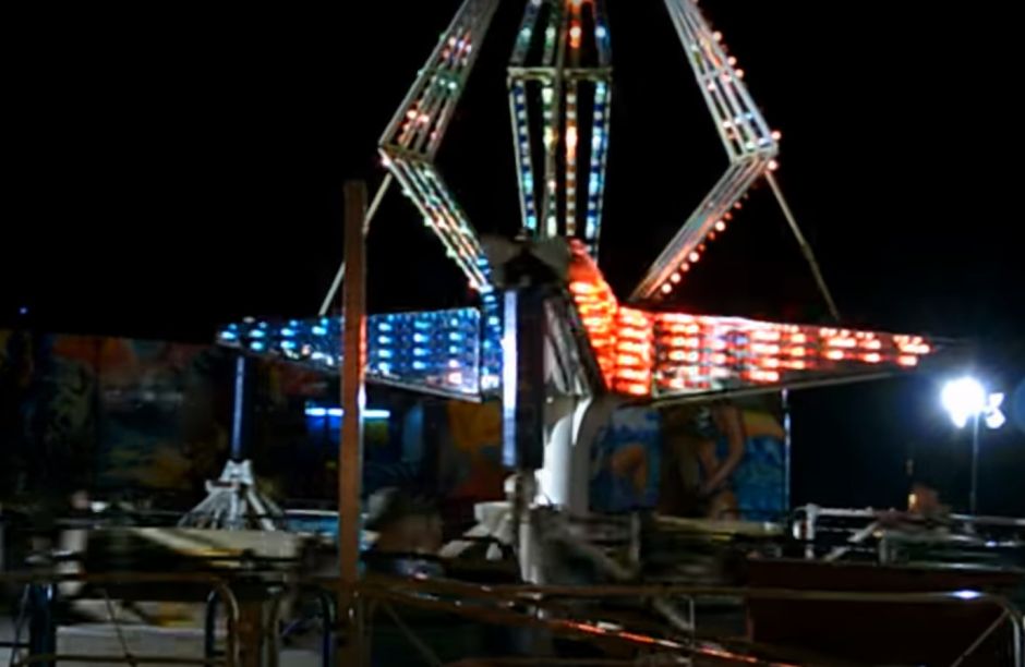 Niña de 10 años muere tras caer de juego mecánico en la feria