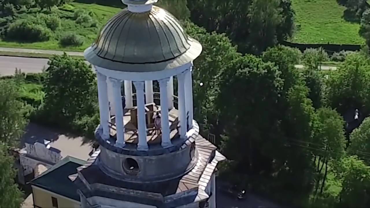Dron graba a pareja teniendo sexo en el techo de una iglesia