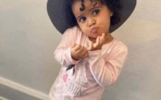 Niña de 2 años muere en los brazos de su madre tras balacera