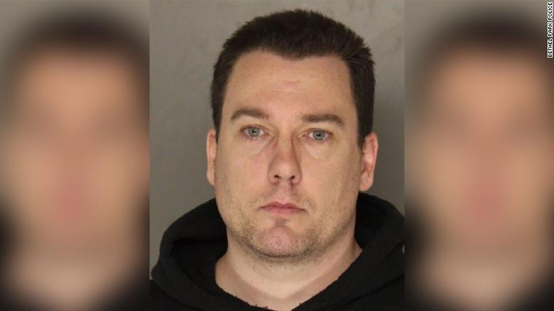 Mató a su novia y luego la suplantó, dice la policía