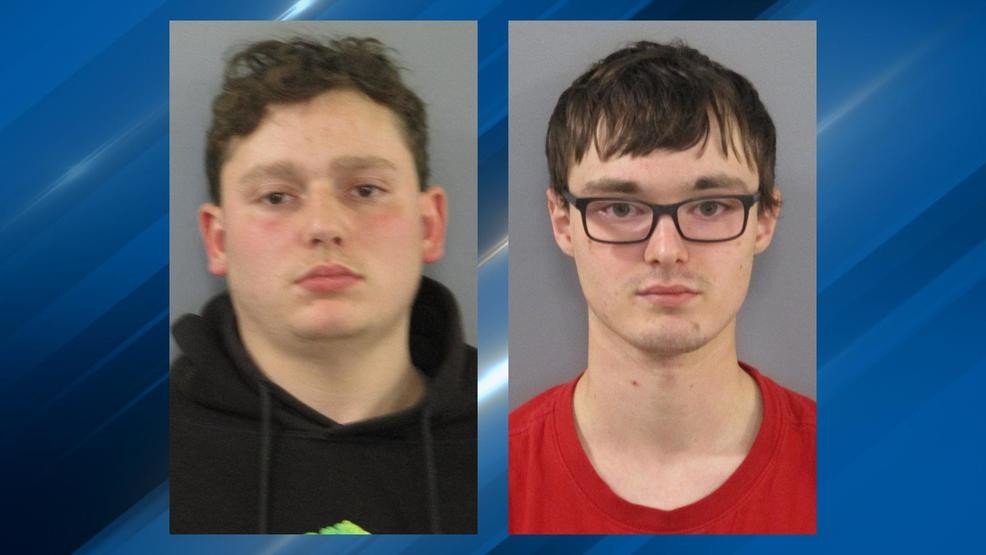 Adolescentes son acusados ​​de tratar de cablear una camioneta y un Mustang