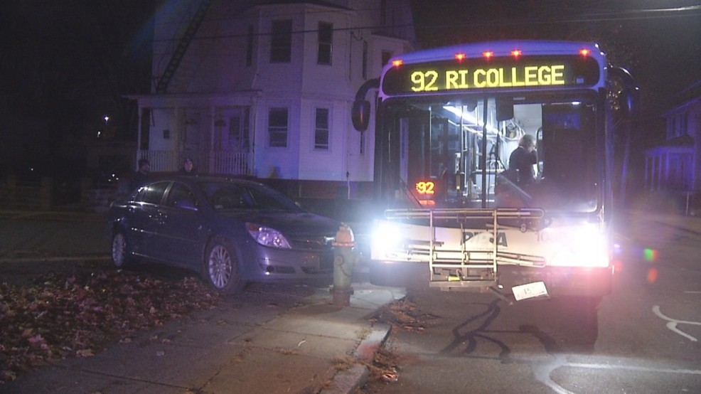 Coche y autobús RIPTA chocan en Providence