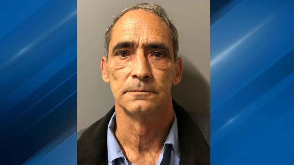 Empleado estatal acusado de enviar material indecente a menores