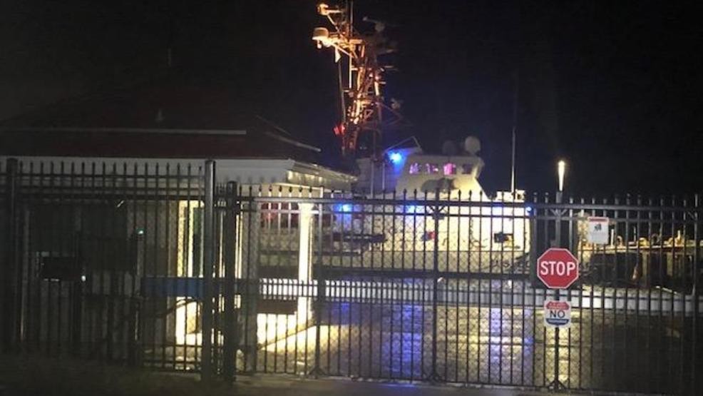 Guardia Costera rescata a un pescador, busca 3 más después de que el barco se vuelca