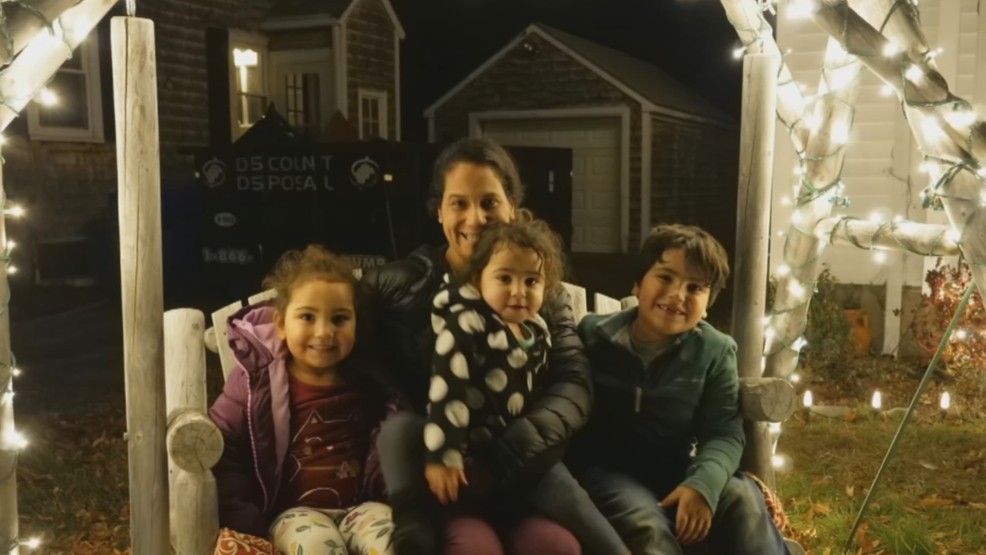 Familia de East Providence sorprendida con decoración navideña gratuita