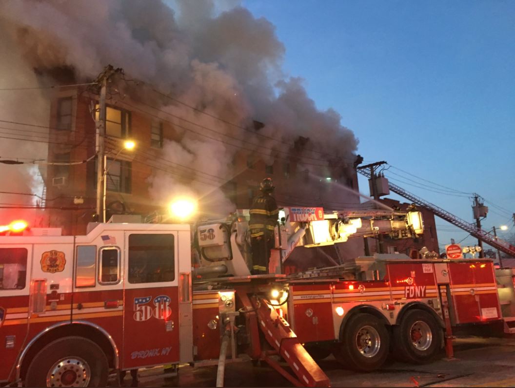 Detienen a bombero latino por sofocar a su novia