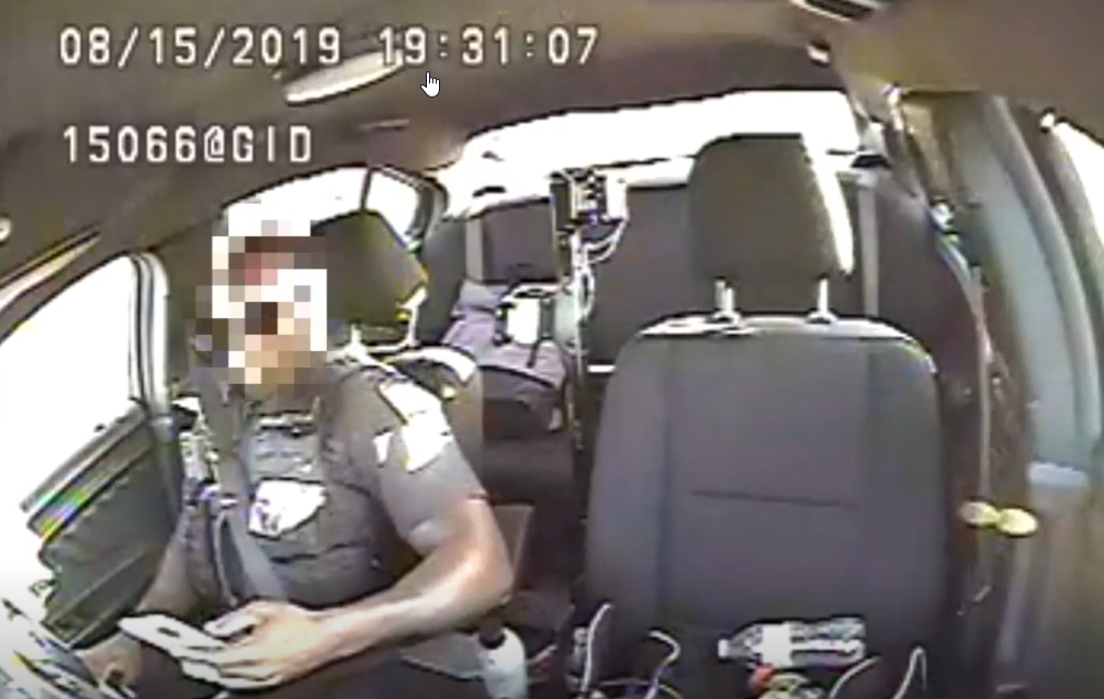 Oficial de policía usa su teléfono segundos antes de choque