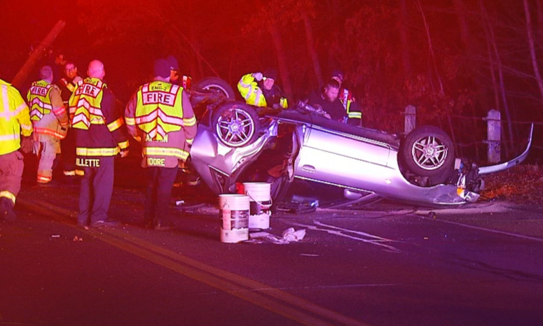 Coche se voltea en Attleboro mañana después de Navidad