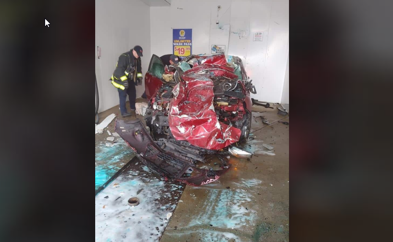 Camioneta aplasta auto con una mujer dentro en lavado de carros