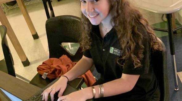 Latina de 14 años programa una app para resolver dudas migratorias