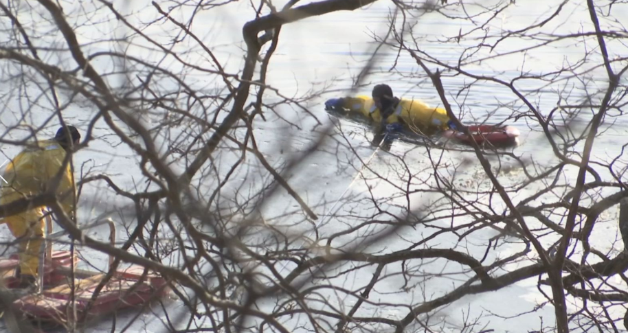 Muere niño de Pawtucket que cayó al río, otro niño continúa desaparecido