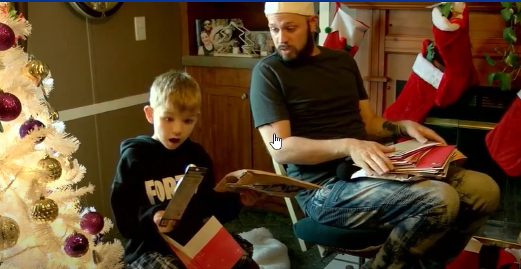 Niño recibe más de 1000 tarjetas de Navidad después de la muerte de su madre