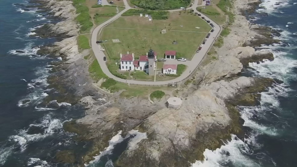 Camino en el parque frente al mar cerrado a vehículos debido a la erosión