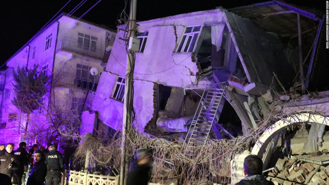 Al menos 22 muertos y más de 1.200 heridos en el terremoto de Turquía