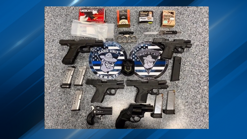 Miembros del club de motociclistas arrestados por cargos de armas